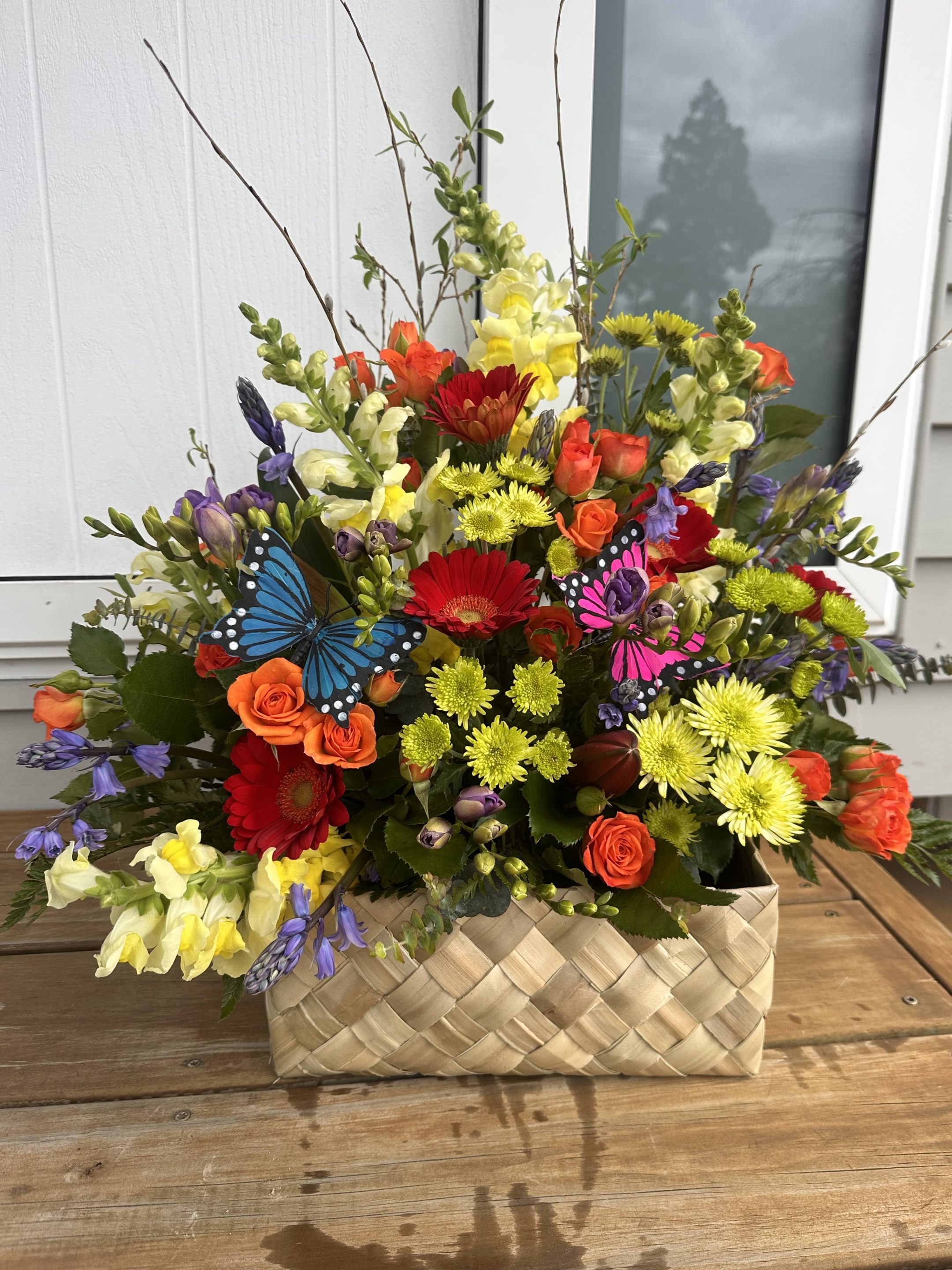 Bright Cottage Arrangement in Kete in scene